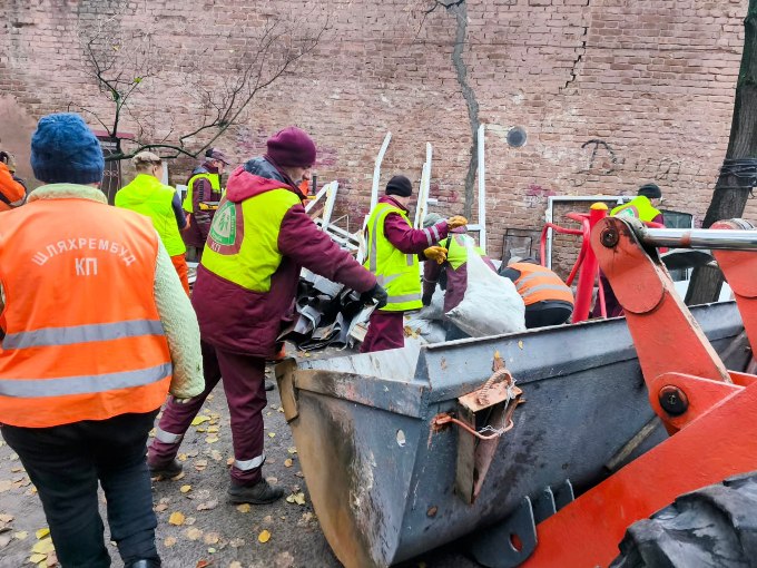 У Холодногірському районі Харкова комунальники прибирають наслідки атак БПЛА